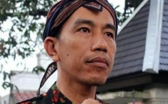 Jokowi Balas Fitnah Dengan Lagu